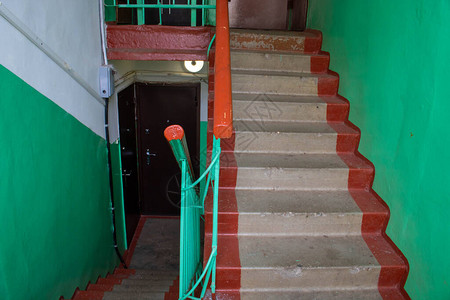 公寓楼梯的通常内侧图片