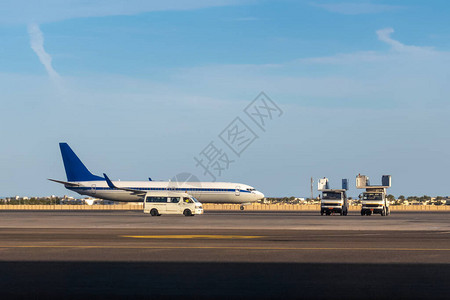 国际航空公司飞机停在机场航站楼外图片