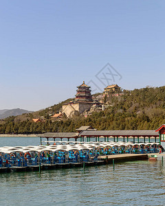首府北京夏季宫廷昆明湖的踏板船行图片