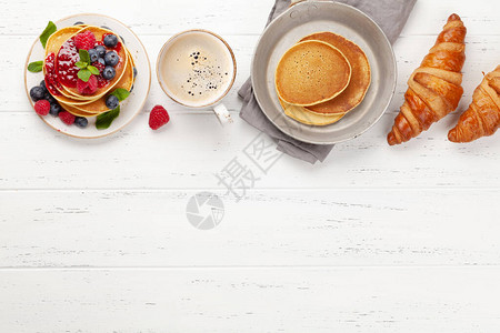 美味自制煎饼有夏季果浆和早餐咖啡端图片