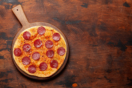 美味的自制披萨加辣椒尼香肠顶视角与复图片