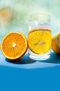 旁边是半多汁成熟的橙子和柠檬图片