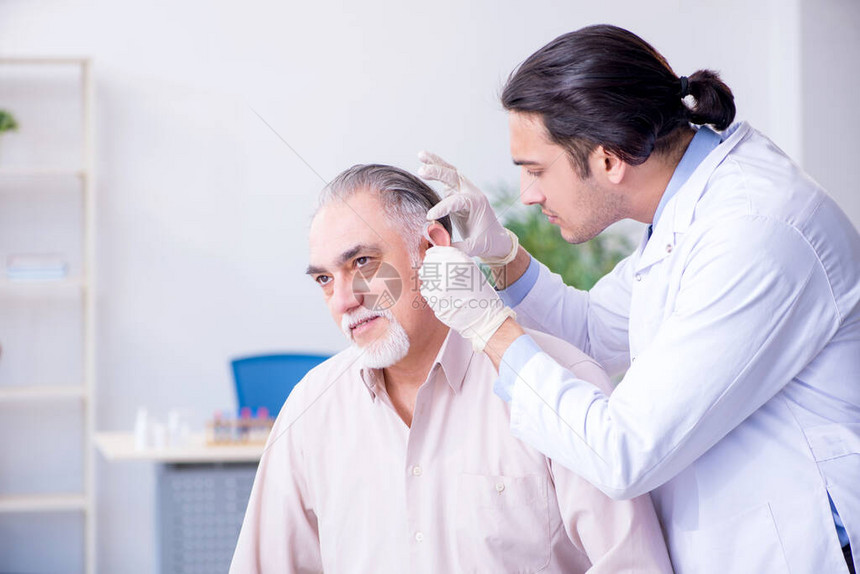 有听力问题男病人探诊眼科医生图片