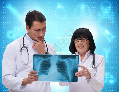 两名医生讨论远程医疗中的X图片