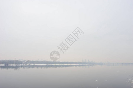 清晨的大雾笼罩着河流冬天的时候图片