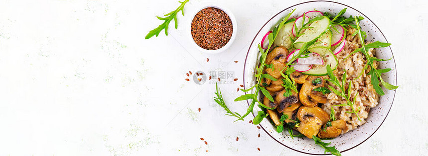 素食早餐燕麦粥配蘑菇黄瓜萝卜和亚麻籽的绿色香草健康均衡的食物顶视图图片