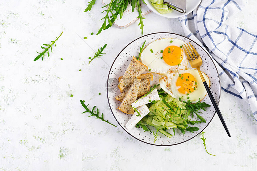 英式早餐煎鸡蛋羊乳酪黄瓜和芝麻菜美国食物顶视图头图片