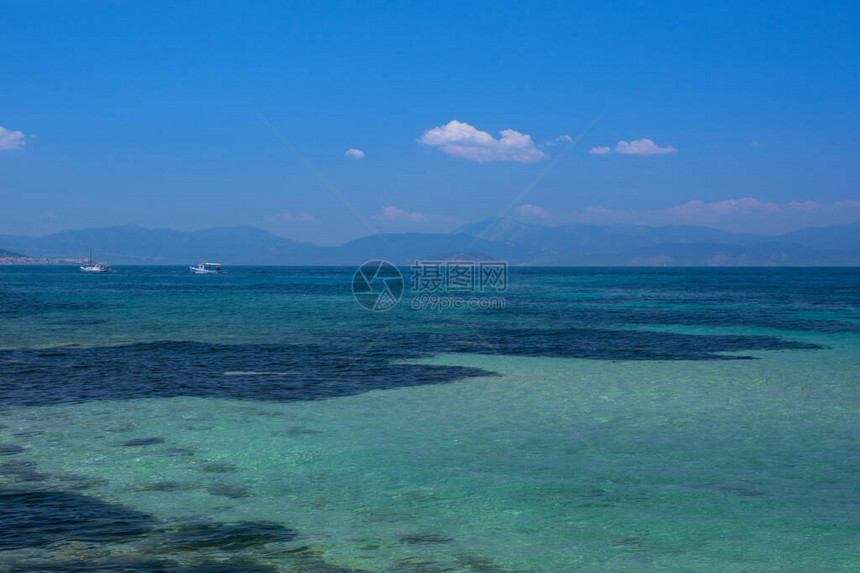 希腊萨龙科湾地中海的清蓝水域位于图片