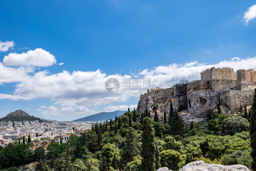希腊雅典雅典卫城岩石利卡贝图斯山和从Areopagus山看城市景观蓝色多云图片