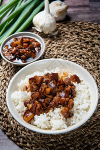 在米饭上涂面猪肉除蒸水稻外再加泡高清图片