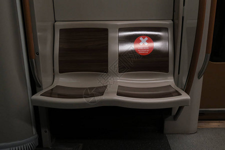 布鲁塞尔公共交通工具的座位上标有贴纸图片