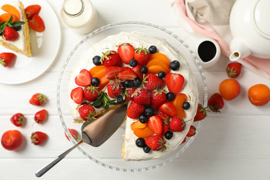 白色木桌上有美味的浆果奶油蛋糕的组合物美味的甜点图片