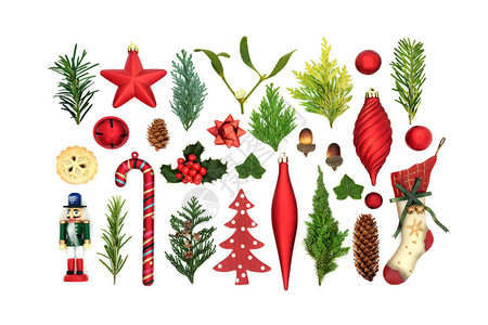 白色背景上的摆设装饰品和冬季绿色植物的圣诞系列节日假期的传统符号平躺图片