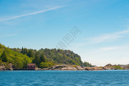 夏天小岛上的红色小船屋图片