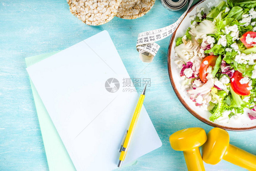 减肥节食和减肥概念背景新鲜的绿色夏季沙拉图片