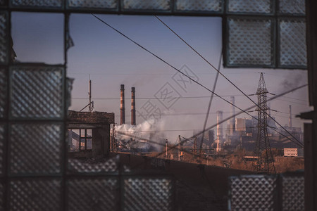 有工业背景的废弃地方烟管工业区视图图片