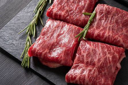 黑底日本肉粉的白牛肉背景图片