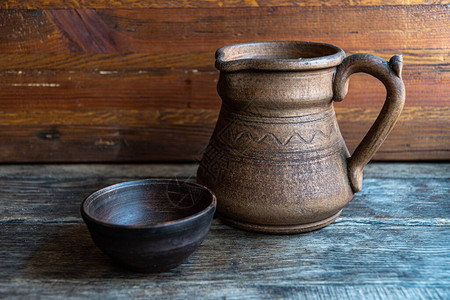 熔炉壶和陶瓷碗在生锈图片