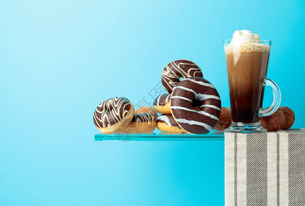 蓝色背景的巧克力甜圈和爱尔兰咖啡复制您图片