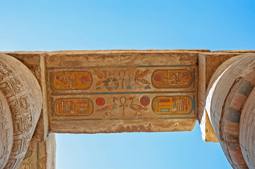 在卢克索古代埃吉普提安卡纳克寺庙的天花板墙上挂有柱子的象图片