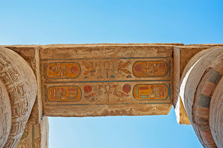 在卢克索古代埃吉普提安卡纳克寺庙的天花板墙上挂有柱子的象图片
