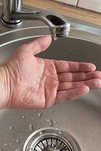 手掌中滴水检查厨房自来水龙图片