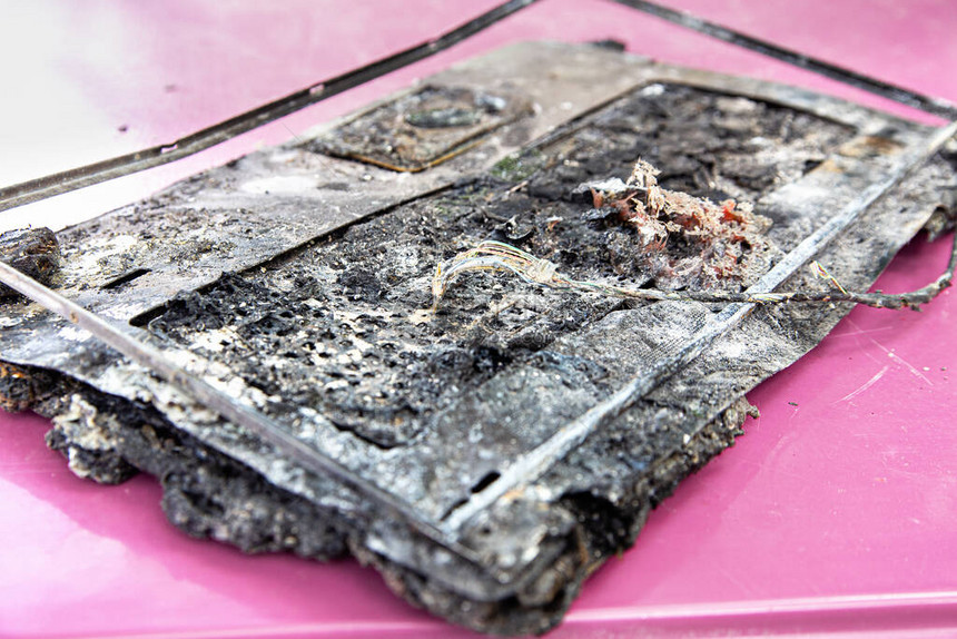 被热烧毁的损坏的笔记本电脑图片