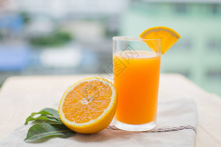 在阳光明媚的白天橙汁和橙汁木图片