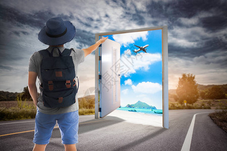 旅游者站在通往海洋天堂的大门开通的公路上图片