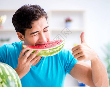 在家吃西瓜的男人图片