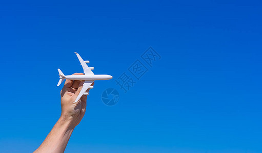 飞机在男手中反对清楚的蓝天禁飞是暂停的概图片
