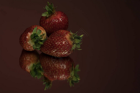 镜子上的美味红色成熟草莓图片