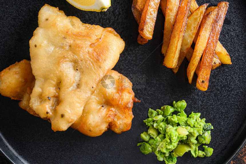 英式传统鱼和薯条配薄荷豌豆泥图片
