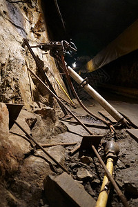 工作中的采矿工具靠在坚硬的岩石上图片