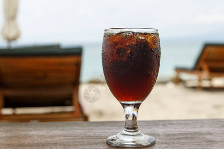 沙滩上加雨伞的可乐杯子图片