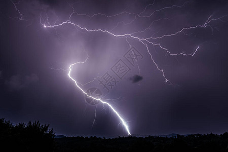 罗马尼亚农村地区夜间两道剧烈的闪电在地面和紫图片