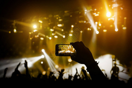 拍摄一部音乐会用手机摄像机图片