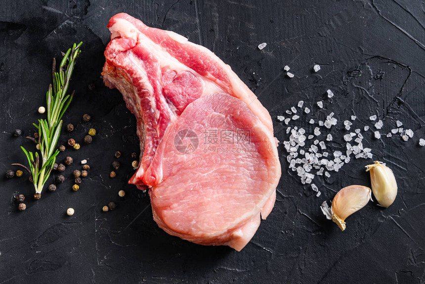 骨头或猪肉上的有机切片新鲜的生肉香料图片