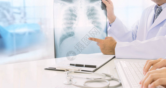 医生在手术室病人的肺部射线X光片上检查图片