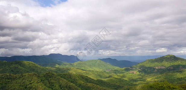 泰国碧差汶府考科KhaoKho的蓝天白云绿山美景高清图片