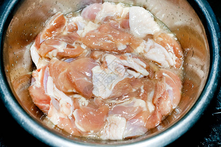 不锈钢碗里的生腌鸡肉图片