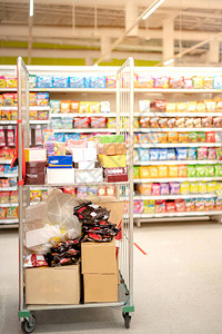 超市货架过道的食品和饮料准备购买沙巴以囤积图片