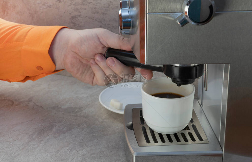 用咖啡机煮咖啡喝一杯图片