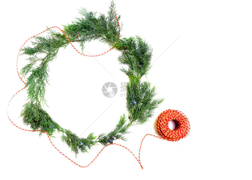 杜松圣诞花环与白色背景顶视图上的一圈红线自然生态装饰极简主义图片