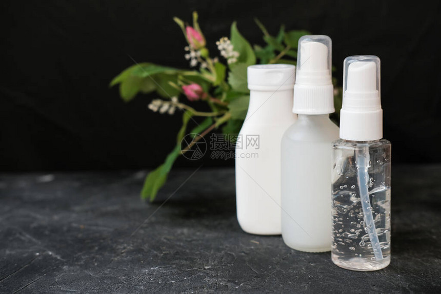 不同化妆品形式的胶原蛋白肽黑色背景上的胶原蛋白乳液肽凝胶和提升乳液白色瓶子里的化妆品用于皮肤护理图片