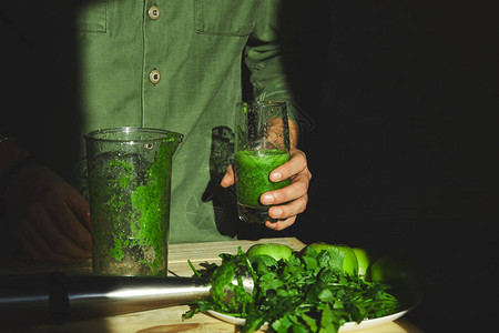 在家用搅拌机用新鲜水果和绿色菠菜烹饪图片