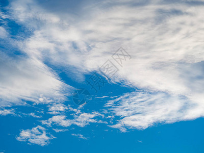 蓝天背景下的白云图片