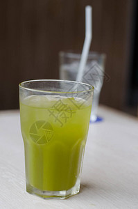 玻璃上的冰绿茶抹图片