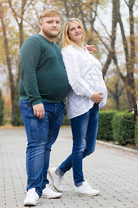 丈夫和怀孕妻子在公图片
