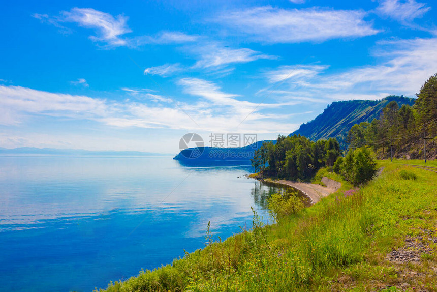位于CircumBaikal铁路附近海岸的阳光明媚的暑假日上看到白加尔湖图片